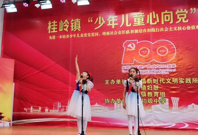 公共场所就餐，家长纵容孩子随地大小便！带孩子去厕所很难吗？